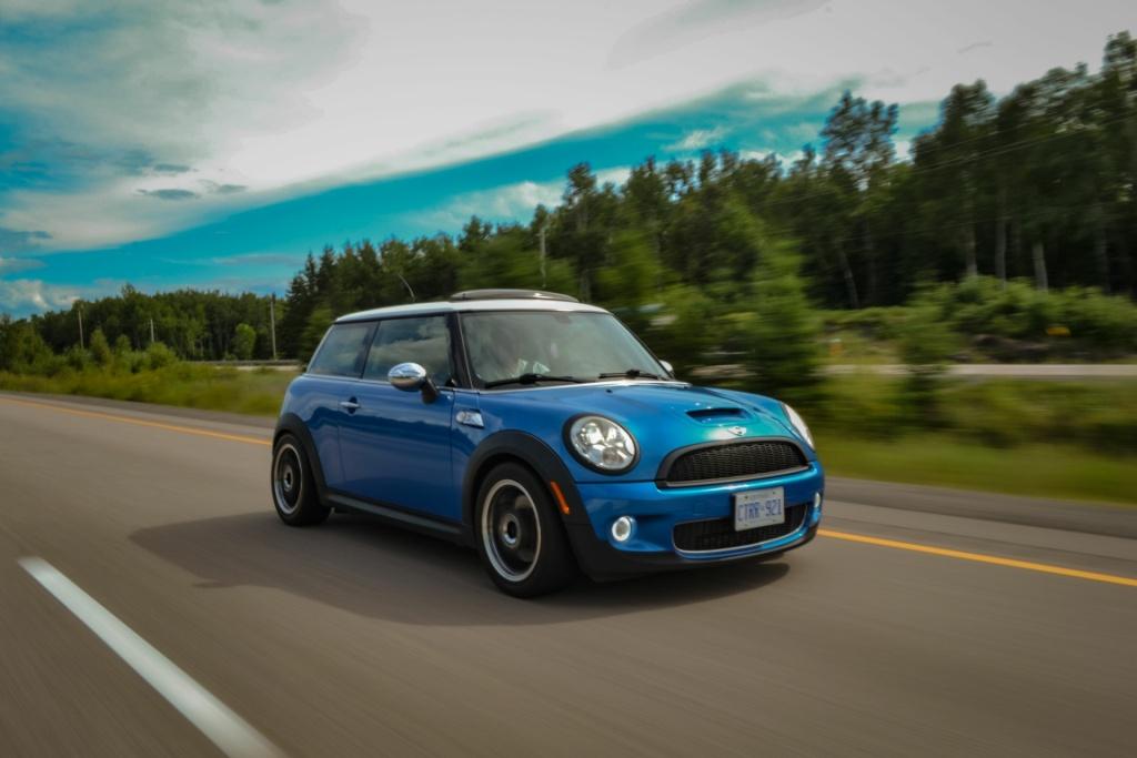 Styl, výkon a zábava na čtyřech kolech: Proč si půjčit Mini Cooper v autopůjčovně? 